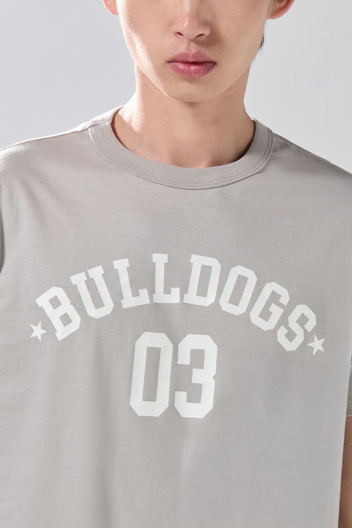 Camiseta cuello redondo gris medio con arte college blanco
