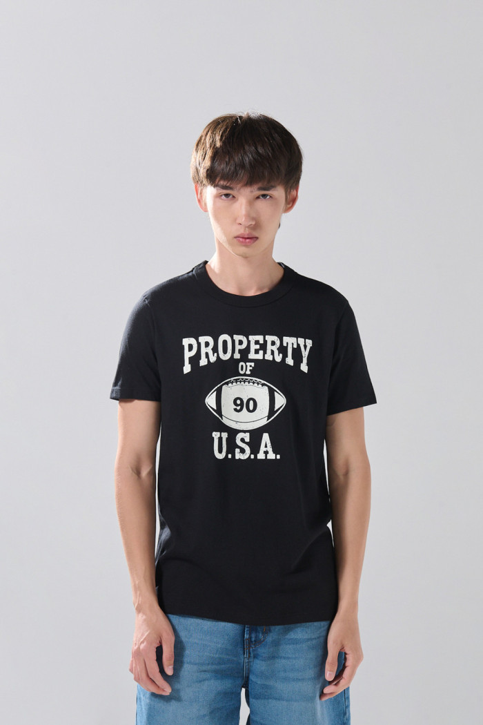 Camiseta negra manga corta con arte college deportivo
