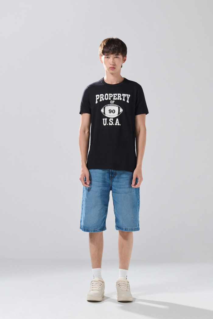 Camiseta negra manga corta con arte college deportivo
