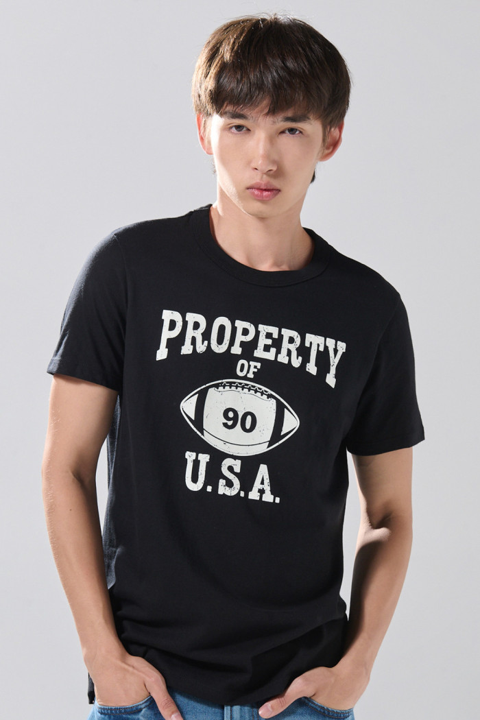 Camiseta negra manga corta con arte college deportivo

