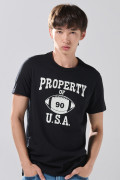 Camiseta negra manga corta con arte college deportivo
