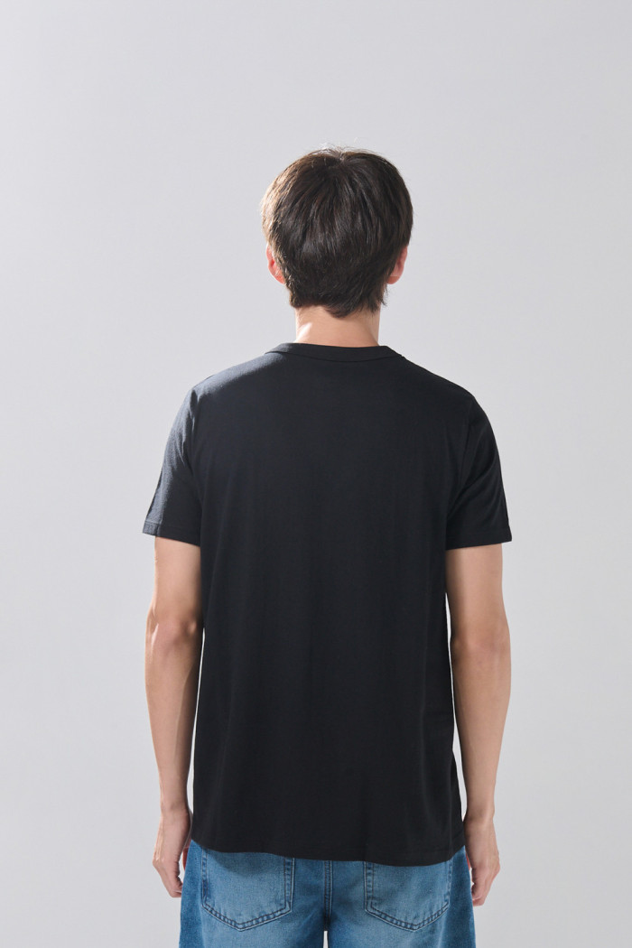 Camiseta negra manga corta con arte college deportivo
