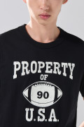 Camiseta negra manga corta con arte college deportivo

