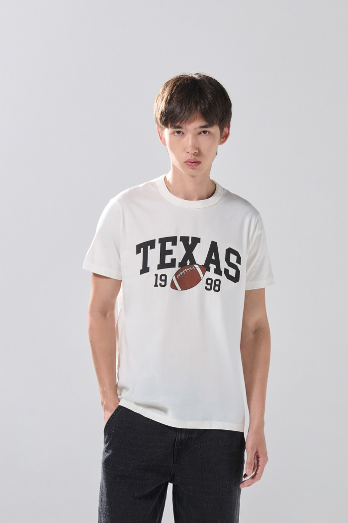 Camiseta crema con arte college deportivo y cuello redondo
