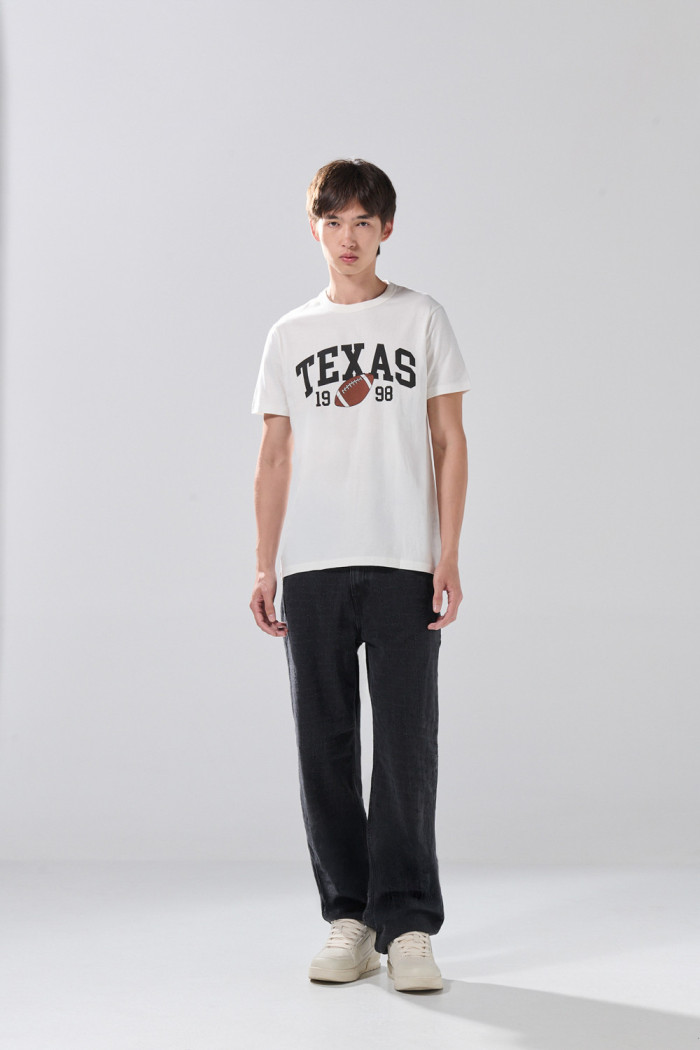 Camiseta crema con arte college deportivo y cuello redondo
