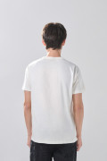 Camiseta crema con arte college deportivo y cuello redondo
