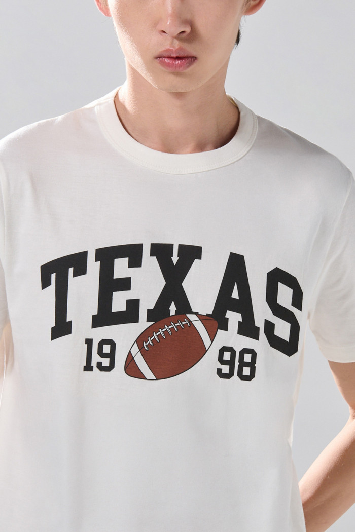 Camiseta crema con arte college deportivo y cuello redondo
