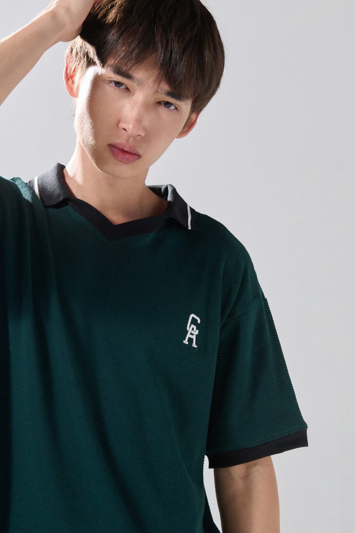 Camiseta cuello polo verde oscura con arte college

