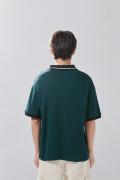 Camiseta cuello polo verde oscura con arte college
