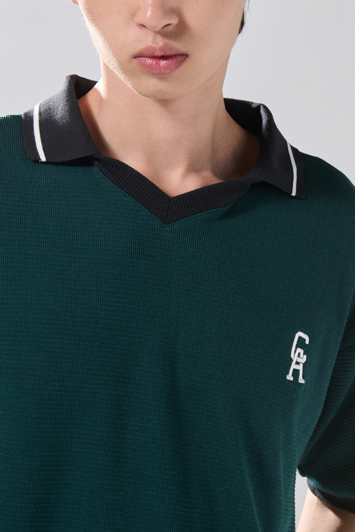 Camiseta cuello polo verde oscura con arte college
