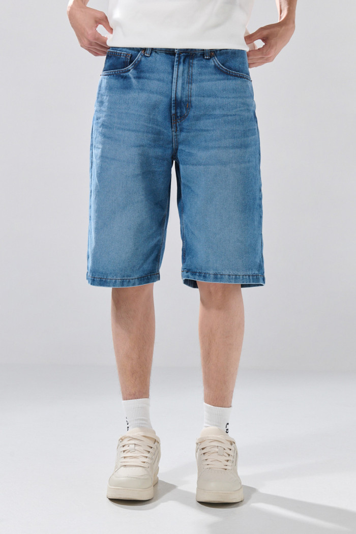 Bermuda de jean azul medio tipo loose con tiro bajo

