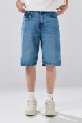 Bermuda de jean azul medio tipo loose con tiro bajo
