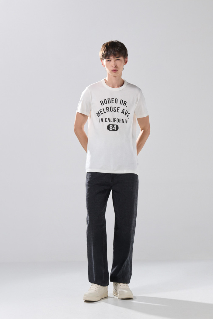 Camiseta cuello redondo en algodón crema con texto college
