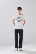 Camiseta cuello redondo en algodón crema con texto college
