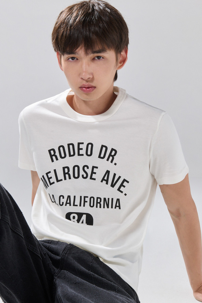 Camiseta cuello redondo en algodón crema con texto college
