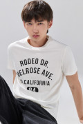 Camiseta cuello redondo en algodón crema con texto college
