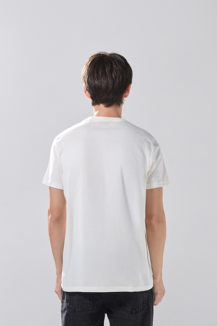Camiseta cuello redondo en algodón crema con texto college
