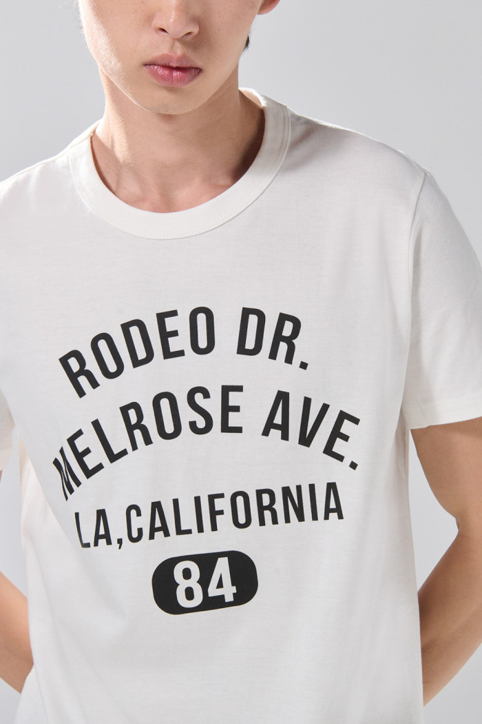 Camiseta cuello redondo en algodón crema con texto college
