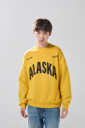Buzo oversize cuello redondo amarillo con artes college
