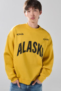 Buzo oversize cuello redondo amarillo con artes college
