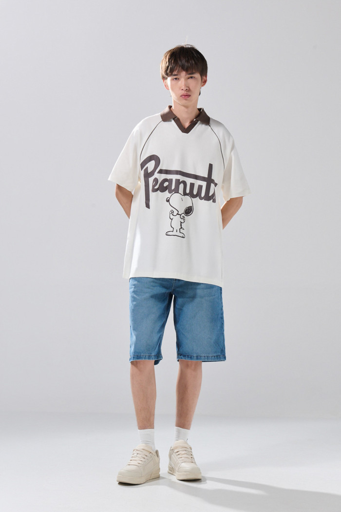 Camiseta cuello polo crema de Snoopy con manga ranglan
