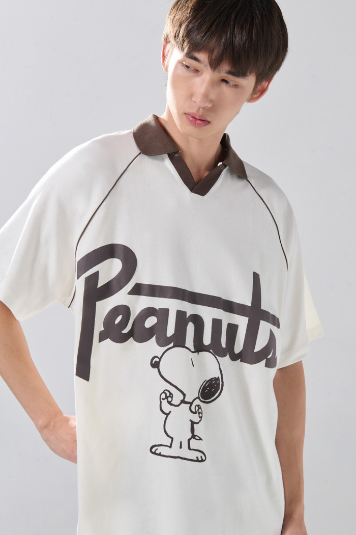 Camiseta cuello polo crema de Snoopy con manga ranglan
