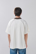 Camiseta cuello polo crema de Snoopy con manga ranglan
