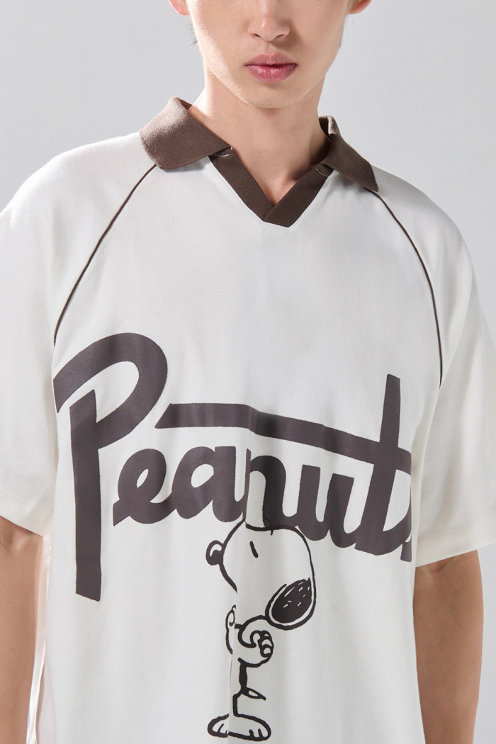 Camiseta cuello polo crema de Snoopy con manga ranglan
