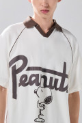 Camiseta cuello polo crema de Snoopy con manga ranglan
