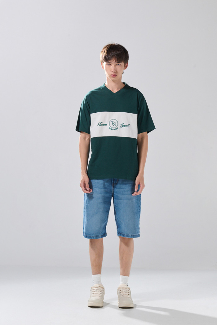 Camiseta cuello V verde oscura con corte y arte college
