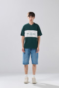 Camiseta cuello V verde oscura con corte y arte college
