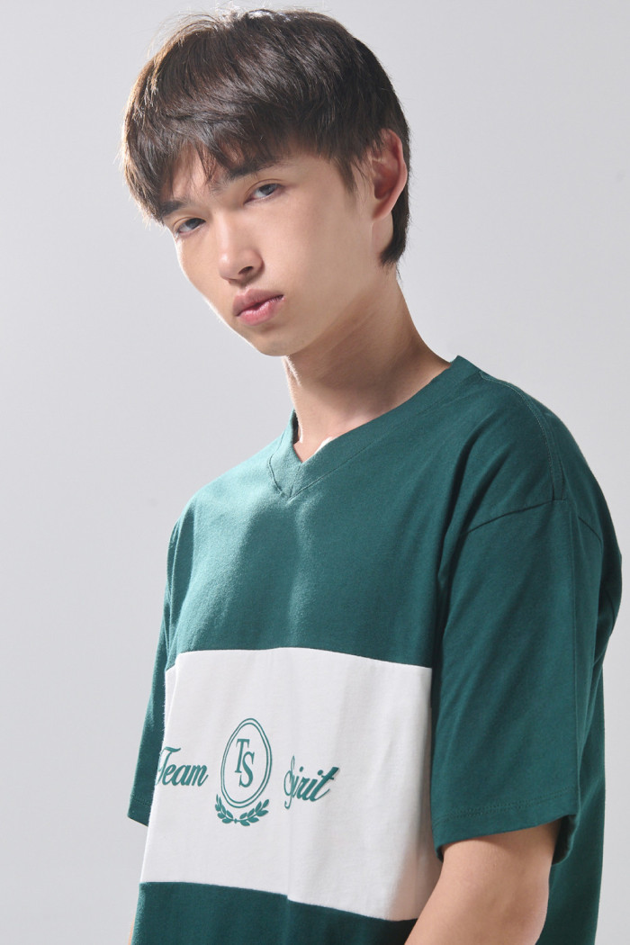 Camiseta cuello V verde oscura con corte y arte college
