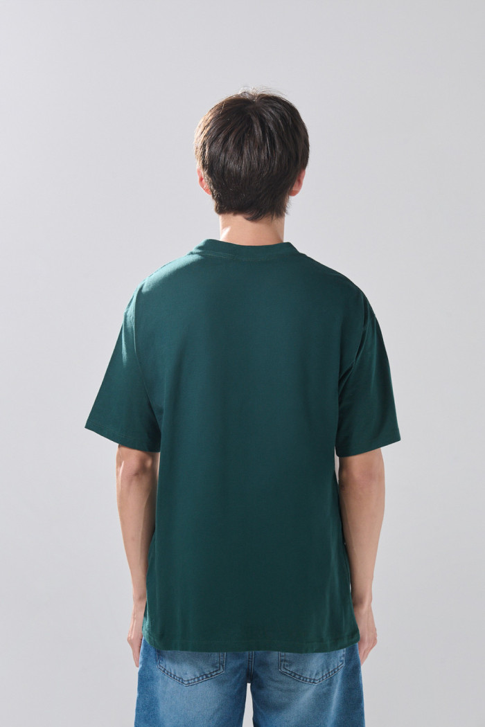 Camiseta cuello V verde oscura con corte y arte college
