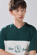 Camiseta cuello V verde oscura con corte y arte college
