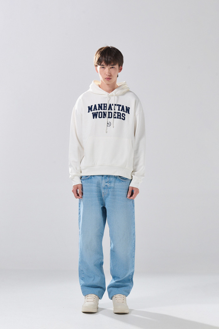 Buzo con capota crema claro oversize y diseño college
