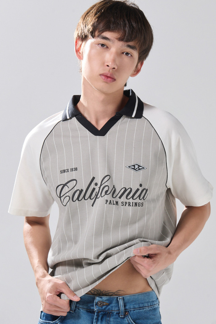 Camiseta polo oversize gris con arte college y manga ranglan
