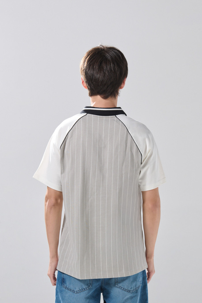 Camiseta polo oversize gris con arte college y manga ranglan
