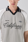 Camiseta polo oversize gris con arte college y manga ranglan
