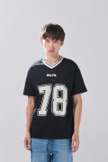 Camiseta cuello V negra con arte college numérico
