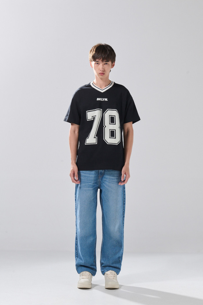 Camiseta cuello V negra con arte college numérico
