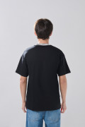 Camiseta cuello V negra con arte college numérico
