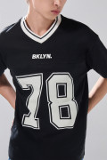 Camiseta cuello V negra con arte college numérico
