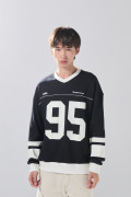 Buzo oversize cuello V negro con diseño college
