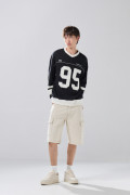 Buzo oversize cuello V negro con diseño college
