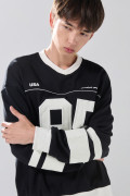 Buzo oversize cuello V negro con diseño college
