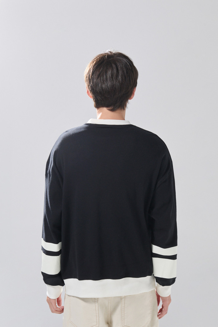 Buzo oversize cuello V negro con diseño college
