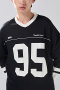 Buzo oversize cuello V negro con diseño college
