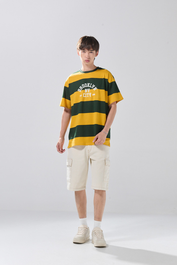 Camiseta amarilla manga corta a rayas con arte college
