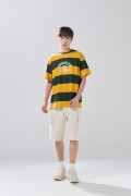 Camiseta amarilla manga corta a rayas con arte college
