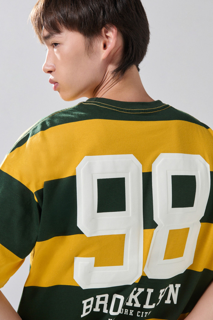 Camiseta amarilla manga corta a rayas con arte college
